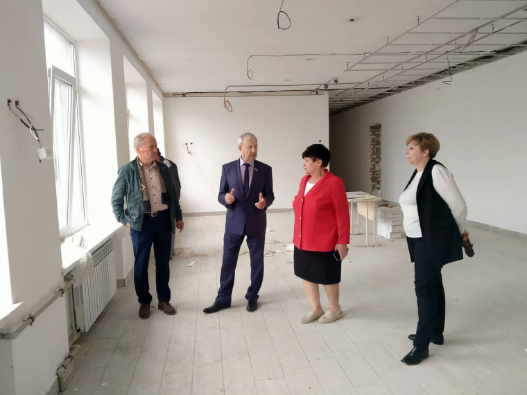 МБОУ«СОШ с. Русская Халань» посетил депутат Белгородской областной Думы Александр Скляров. Ознакомился с ходом ремонтных работ в школе.. МБОУ«СОШ с. Русская Халань» посетил депутат Белгородской областной Думы Александр Скляров. Ознакомился с ходом ремонтных работ в школе..